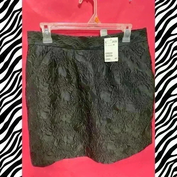 H&M Dresses & Skirts - Black Pleated Mini skirt